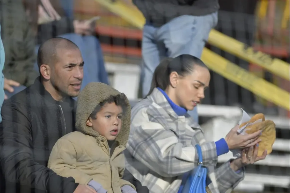 Walter Gargano, su esposa Miska, y uno de sus hijos, estuvieron en el Saroldi y comieron tortas fritas