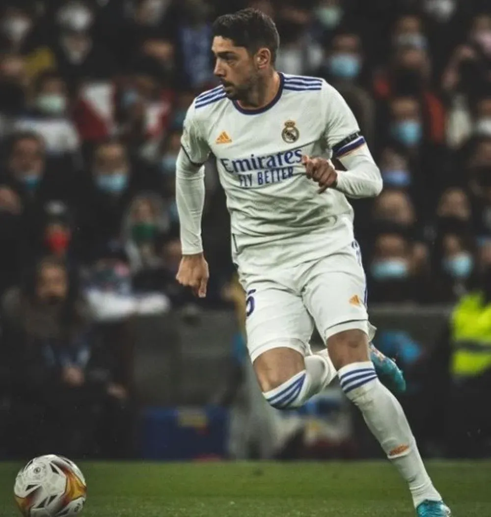Federico Valverde y toda la estampa de jugador defendiendo la camiseta de Real Madid