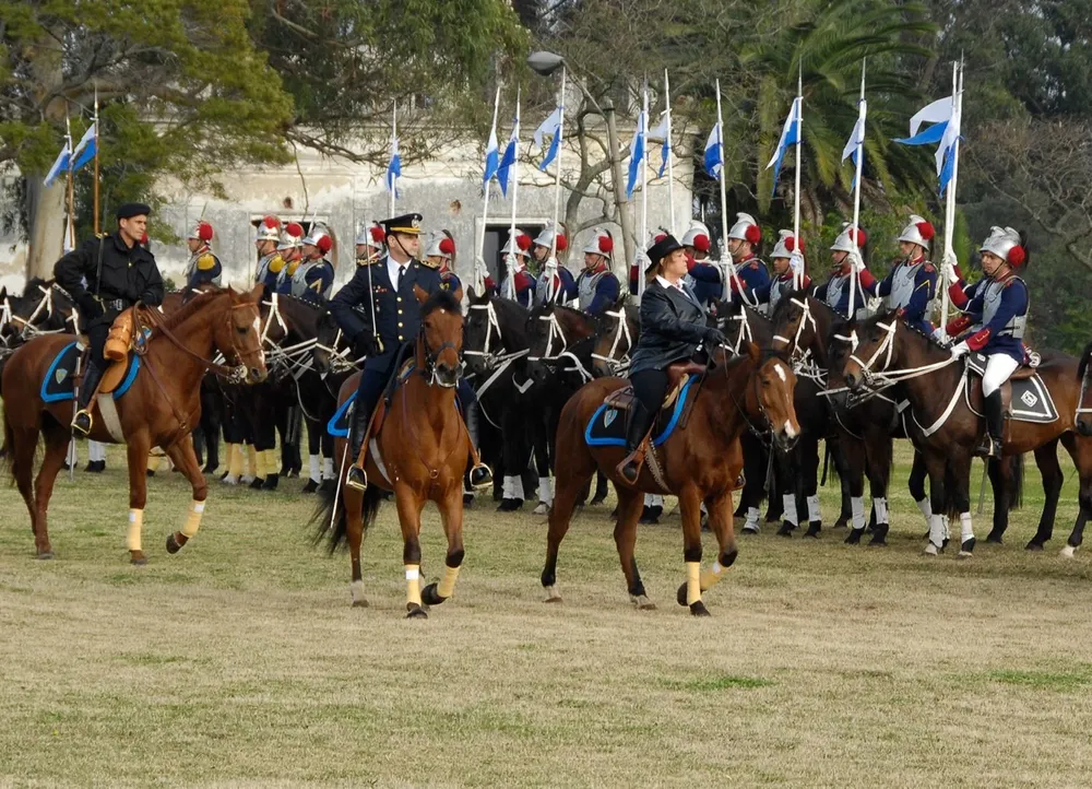 Tourné, a caballo, pasando revista.