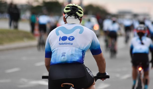 Telefónica cumplió 100 años y para celebrarlo acompañó a más de 1.200 ciclistas en el Gran Fondo Movistar