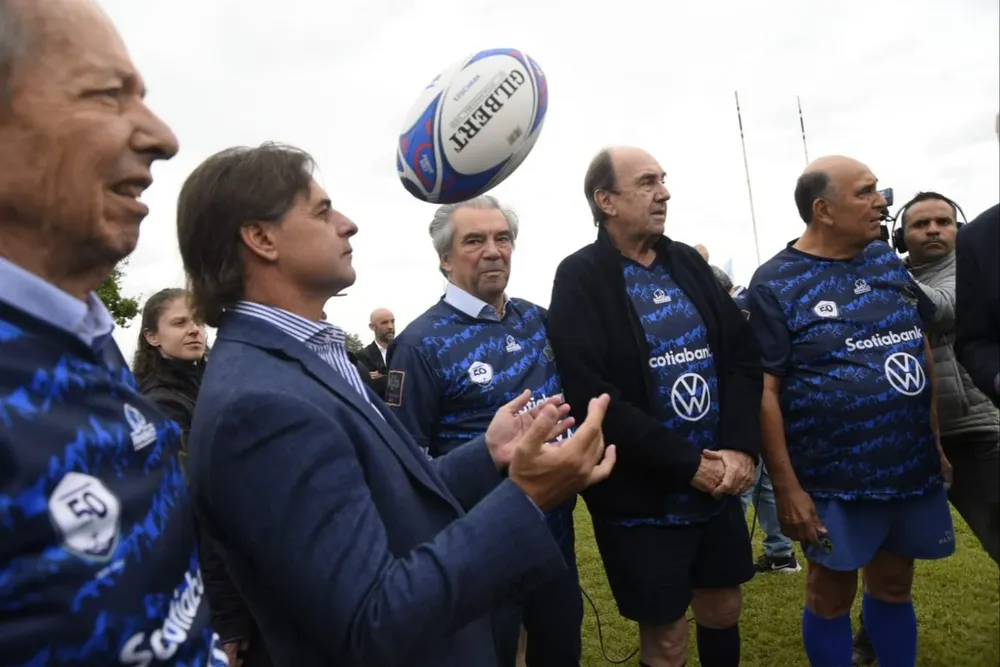 Lacalle Pou juega con una pelota junto a algunos de los sobrevivientes de la Tragedia de los Andes