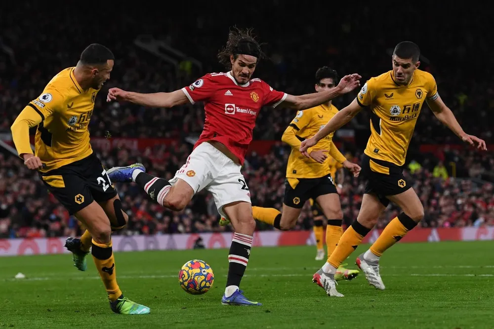 Cavani rodeado por la defensa de los Wolves