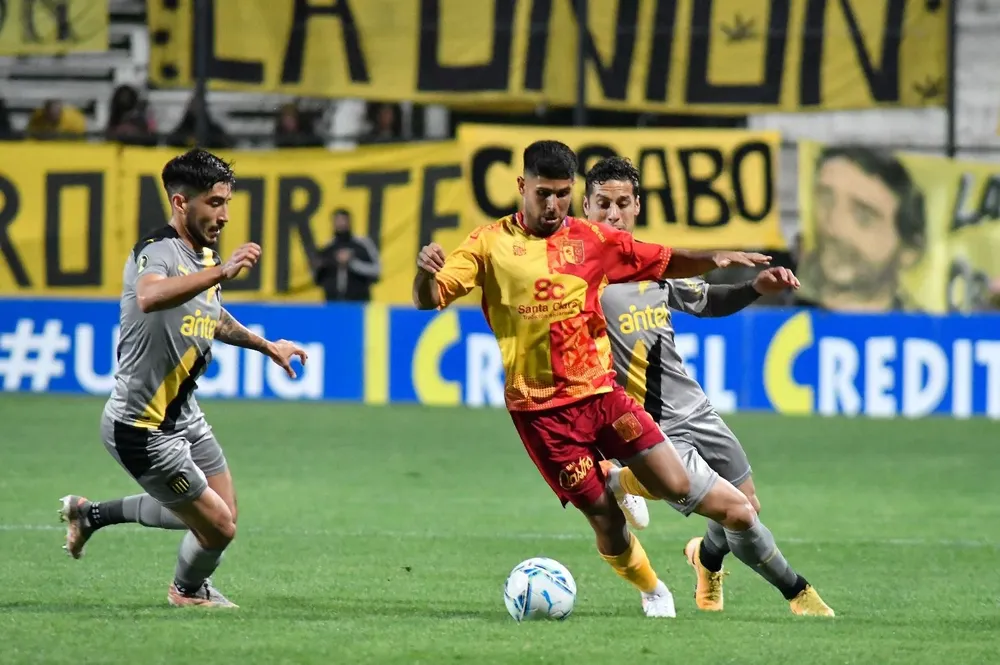 Machado maniobrando ante Ramos y Trindade