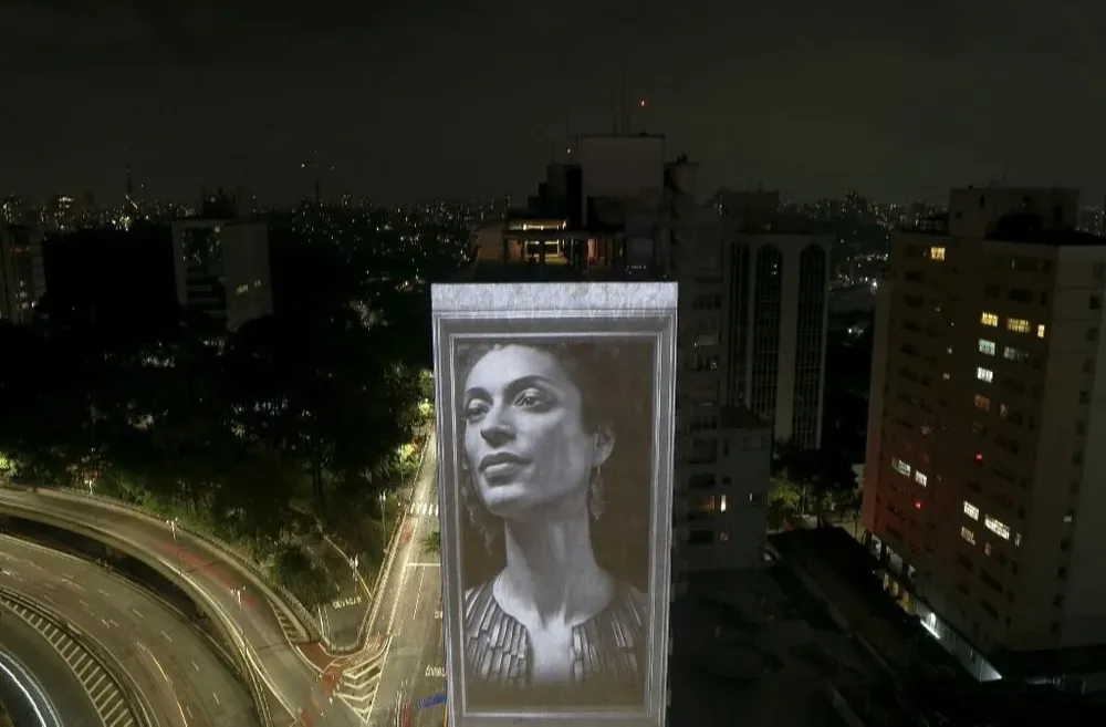 Pintura de Marielle Franco en un edificio de Brasil