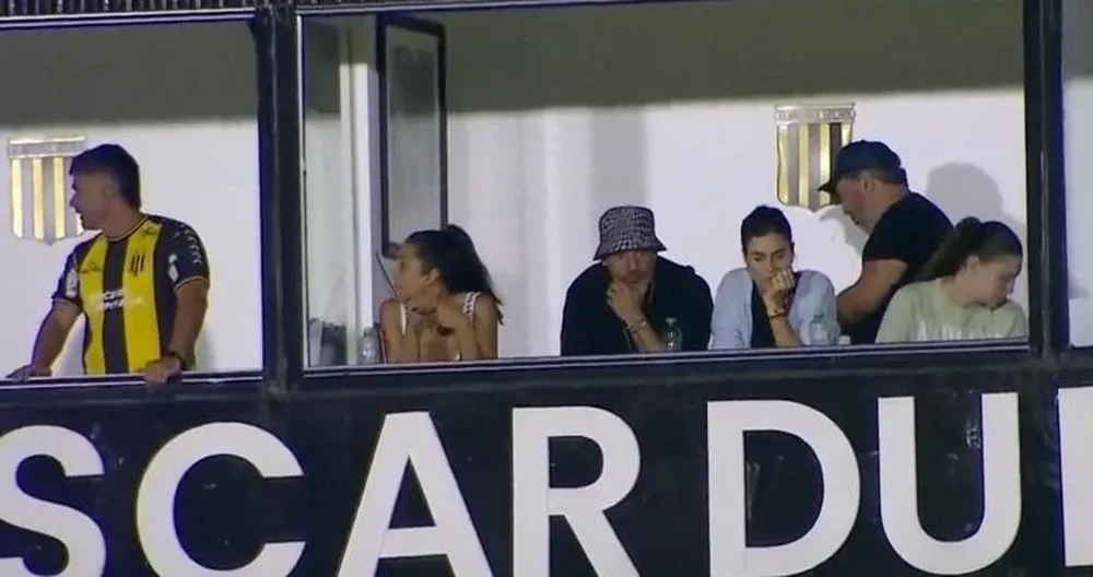 El Pocho viendo el partido de su sobrino.