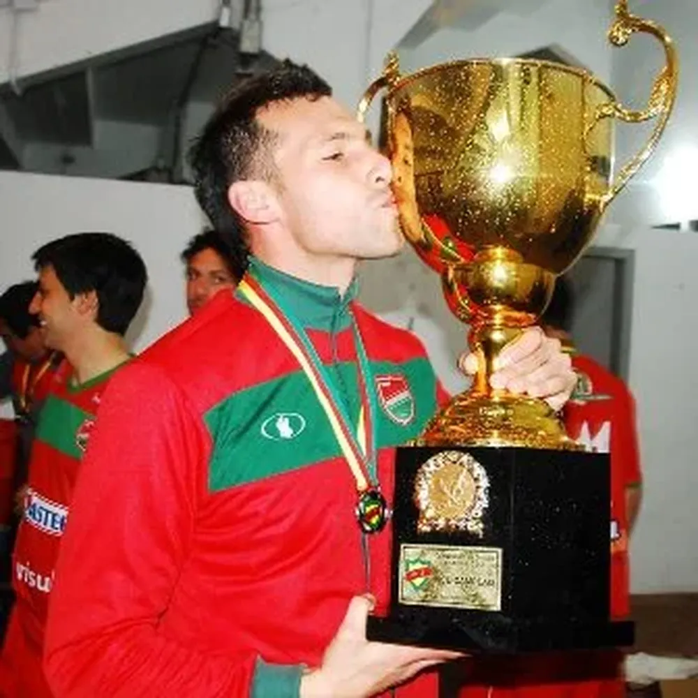 Mario Larramendi besa la copa