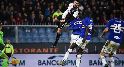 cristiano ronaldo metio un gol saltando a lo michael jordan