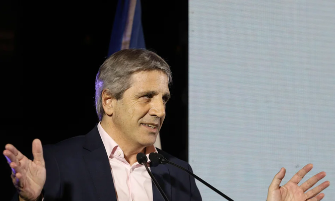 Luis Caputo explicó que la decisión de hacer público el monto acordado con el FMI surgió tras una conversación con Kristalina Georgieva, directora del organismo