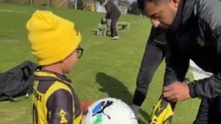 ¿Quién es el niño que fue invitado especialmente a la práctica de Peñarol? Mirá su historia, el saludo con los jugadores y los regalos que se llevó