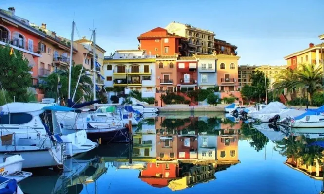 Casas de colores rodeadas por canales en Port Saplaya