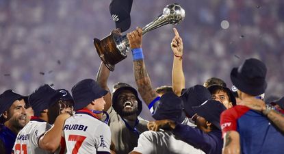 Christian Ebere levanta la Supercopa Uruguaya obtenida por Nacional en 2025