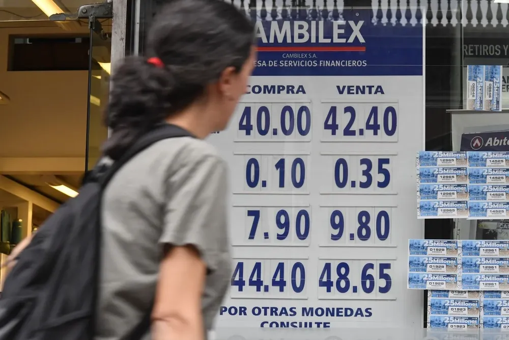 El dólar cayó 1% tras la decisión del BCU de subir la tasa de interés a 8,5%.