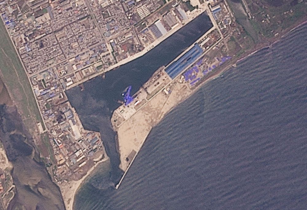 Una imagen satelital muestra el buque de guerra norcoreano en el agua en el astillero después del accidente en Chongjin, Corea del Norte, el 22 de mayo de 2025.