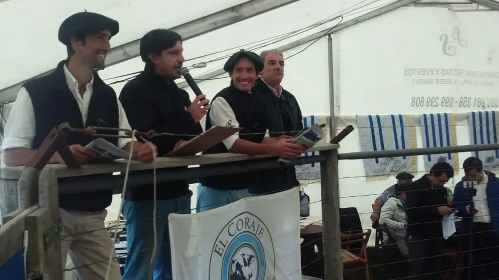 Los hermanos Bove Itzaina con el rematador Alejandro Zambrano e Ignacio Aramburu