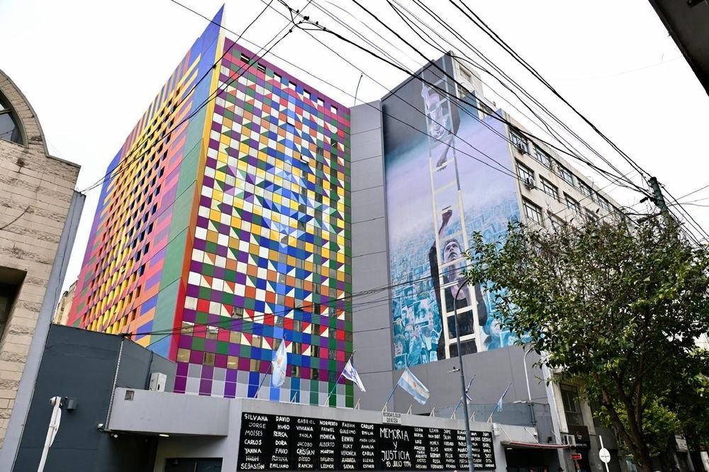 Colores de AMIA: en conmemoración a los 130 años de la institución, inauguraron su nueva fachada
