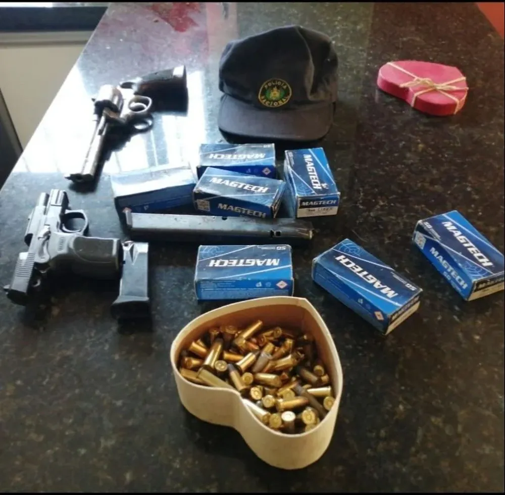 Se realizaron 12 allanamientos este jueves, entre lo incautado había un gorro de la Policía