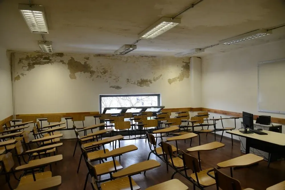 Salones con paredes descascaradas de la humedad