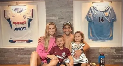 Lodeiro, su familia y las camisetas de Nacional y la selección