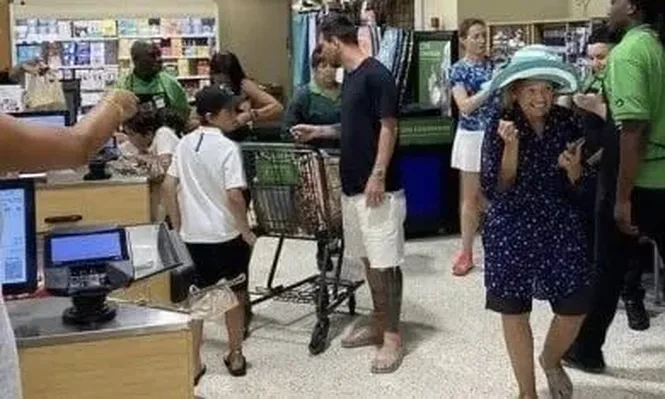 El gesto de la señora después de tomarse una foto con Messi