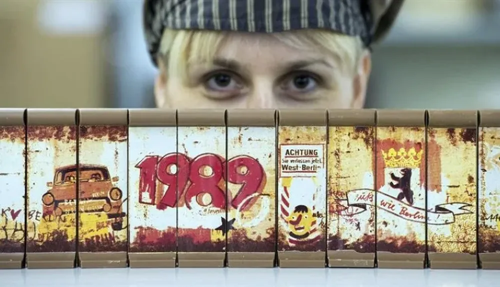Una pastelera muestra un chocolate con motivo del 25º aniversario de la caída del muro de Berlín