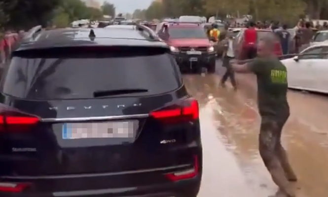 El momento en que el hombre golpea con un palo el coche donde viajaba Pedro Sánchez.