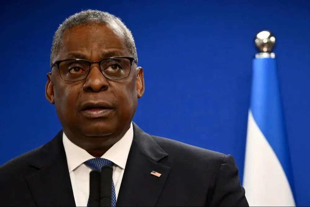 Lloyd Austin dijo que asumía la responsabilidad por no haber informado debidamente sobre su internación.