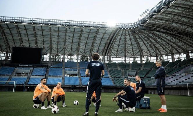 Diego Forlán prepara su estreno con la selección uruguaya en Japón: los futbolistas que llegaron y los que faltan, a dos días del debut del entrenador