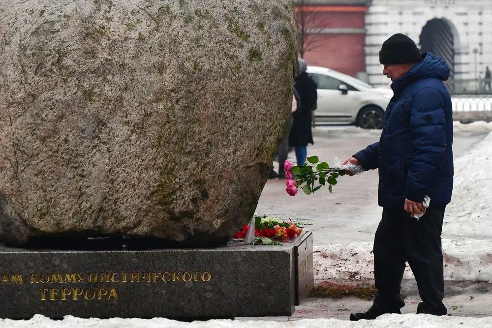 . Simpatizantes del opositor ruso colocaron flores en un monumento a las víctimas de la represión soviética en San Petersburgo.