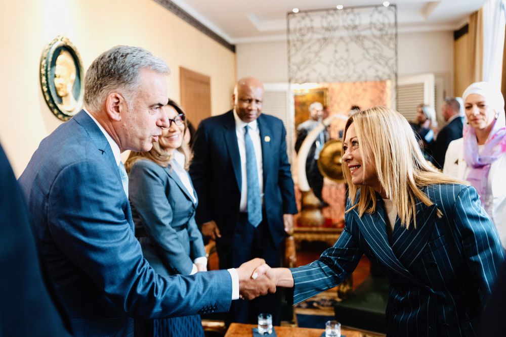 Yamandú Orsi el 16 de octubre durante su visita a Roma, saludo con Giorgia Meloni