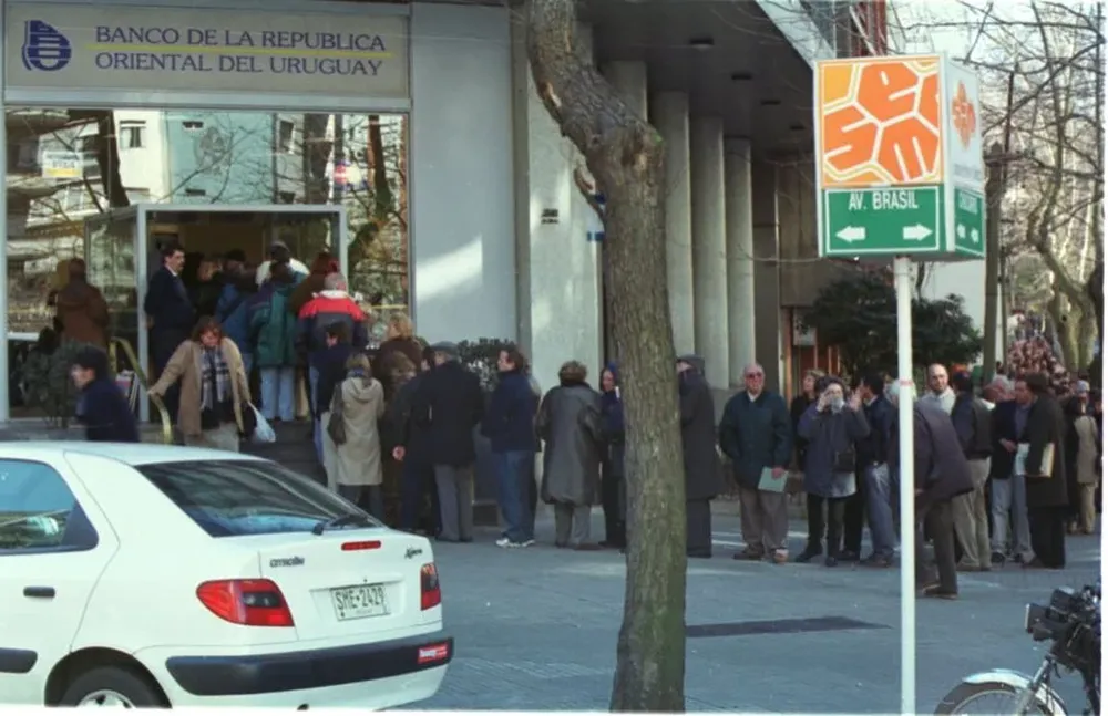 El 5 de agosto de 2002 las entidades bancarias reabrieron sus puertas en la mañana.