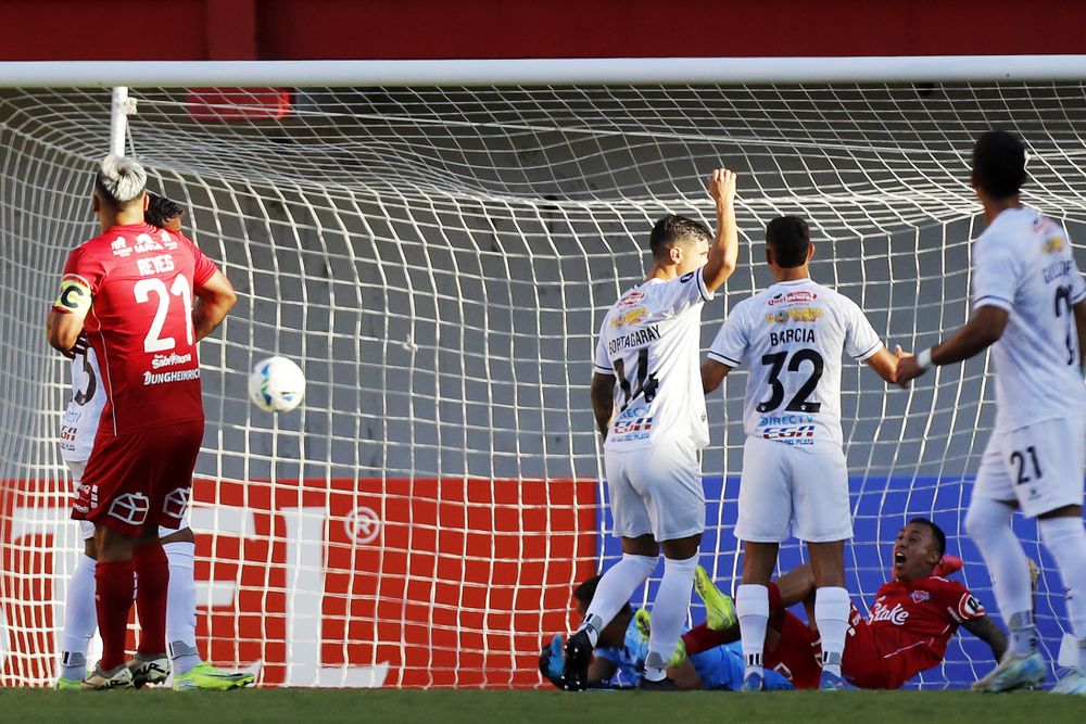 Martín Rodríguez (abajo) de Ñublense celebra un gol por la Copa Libertadores ante Boston River &nbsp;