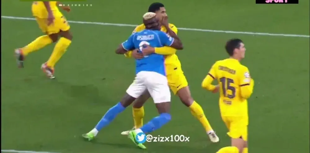 Araujo agarrando a Osimhen