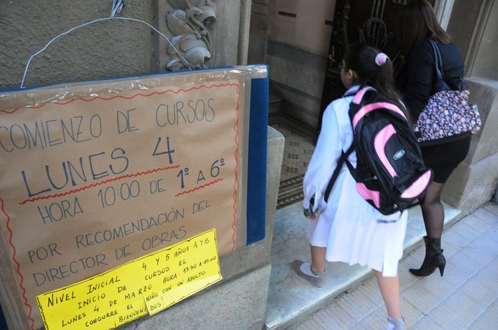 Algunos alumnos llegaron prontos para comenzar las clases en la escuela Brasil. Pero estaba en obras