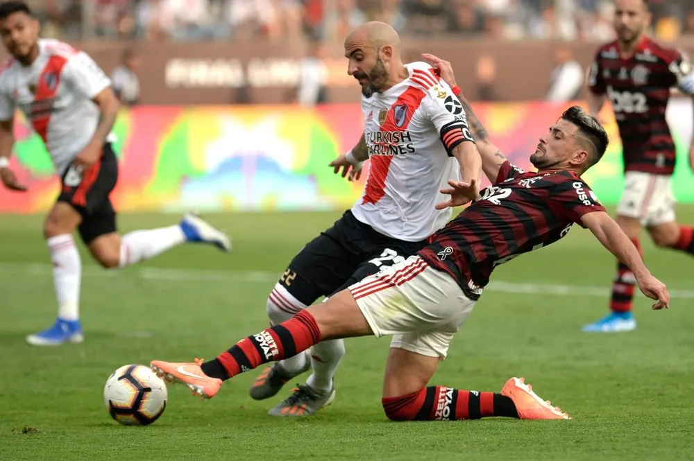 Giorgian De Arrascaeta marcado por Javier Pinola