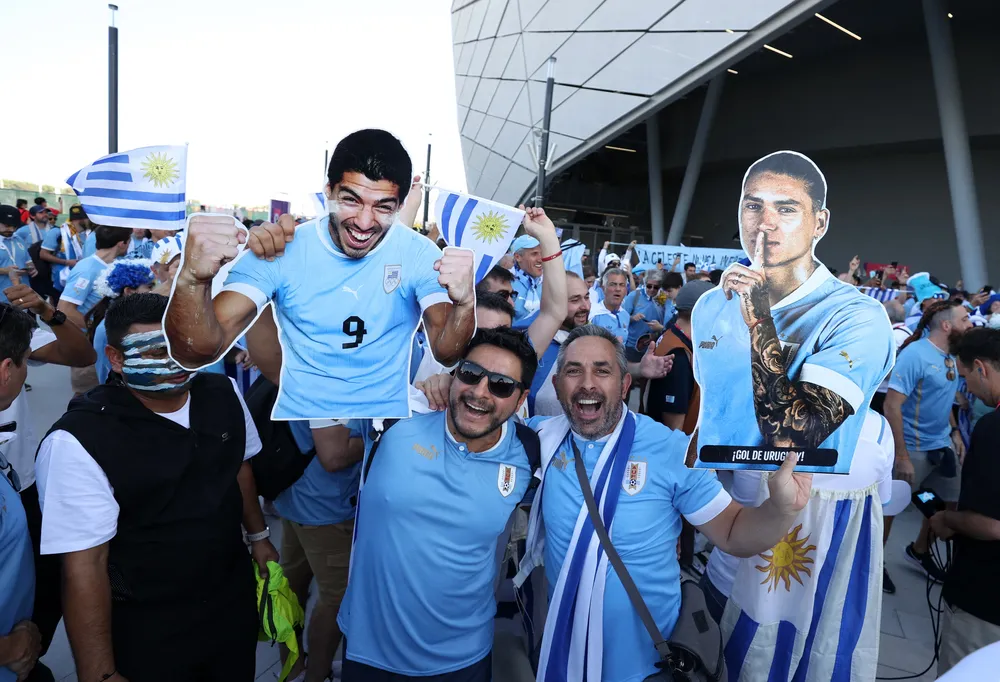 Hinchas uruguayos en Qatar, con figuras de Suárez y Darwin Núñez