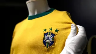 Venden camiseta de Pelé en Italia