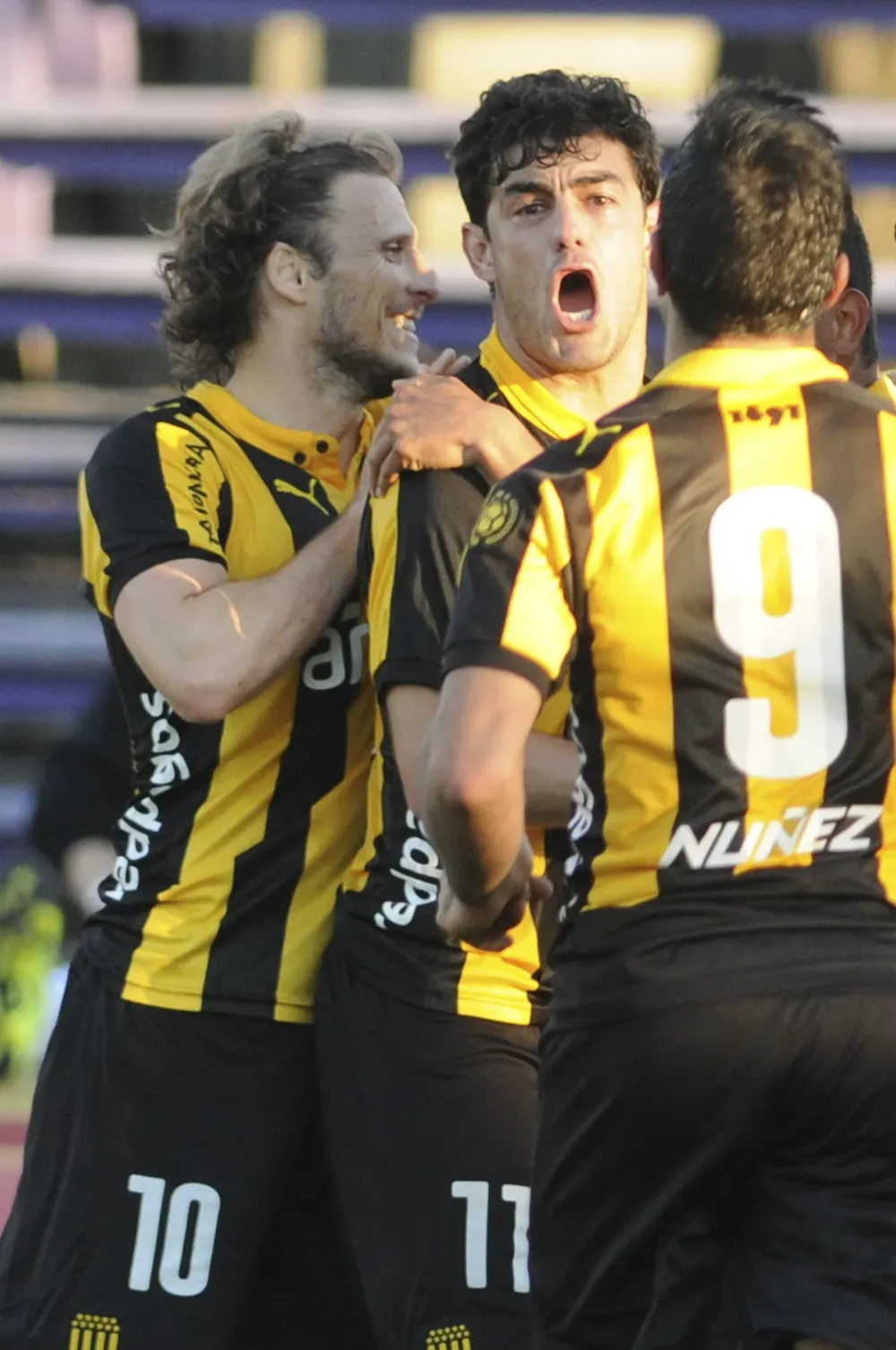 Diego Forlán y Luis Aguiar, abanderados del fútbol de Peñarol