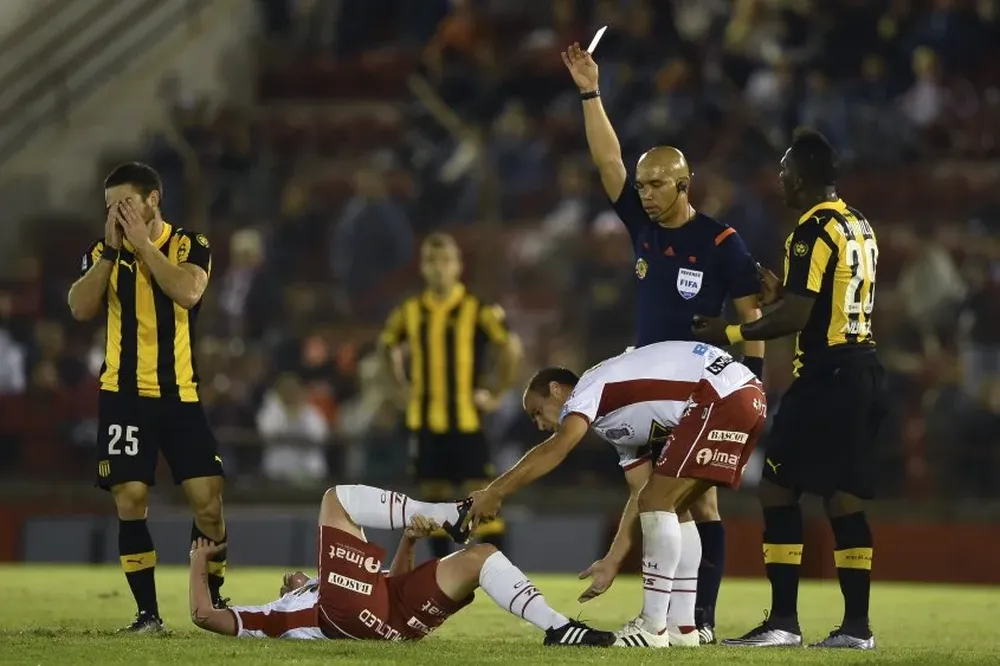 Omar Ponce expulsó a Nahitan Nandez