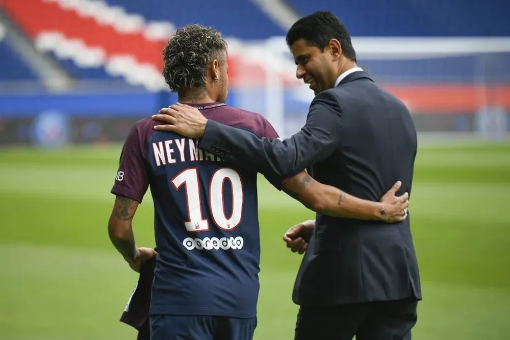 Neymar y Nasser Al-Khelaifi en su presentación como jugador de PSG