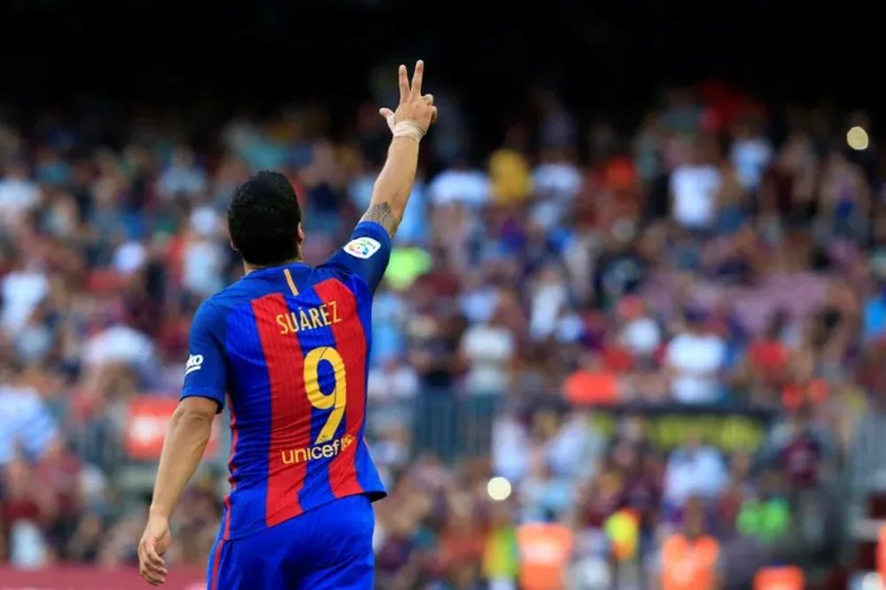 Luis Suárez, marcó tres goles en el inicio de la Liga, para la goleada de Barça, 6-2 a Betis