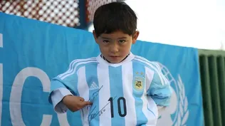 Murtaza con la camiseta de Messi