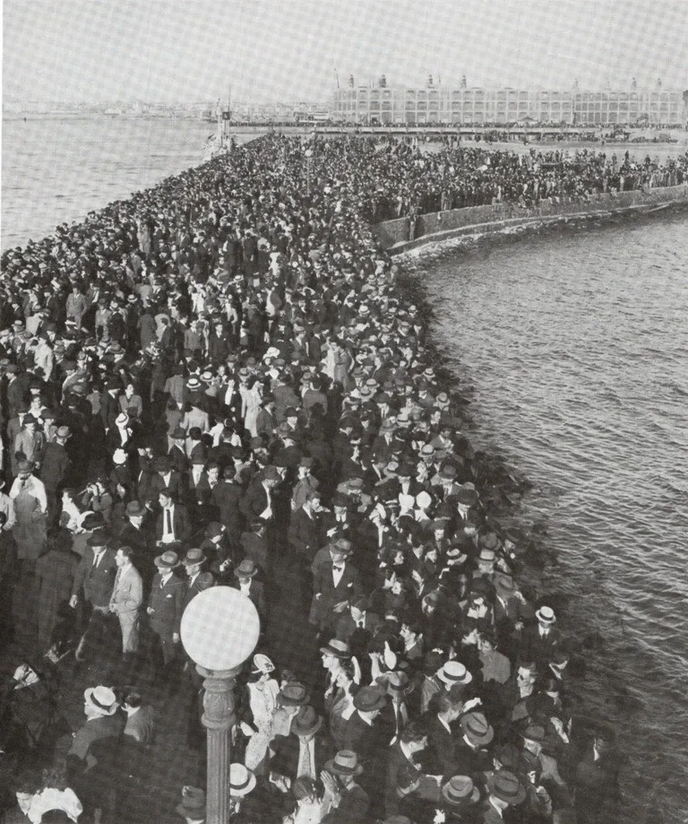Multitud reunida en el puerto de Montevideo el domingo 17 de diciembre de 1939 para ver zarpar al Graf Spee y, eventualmente, presenciar una batalla