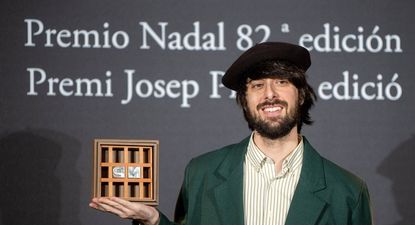 El escritor David Uclés con el premio Nadal a su novela.