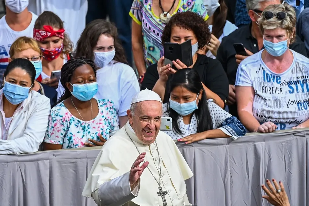 El papa Francisco saluda al limitado público que visita el Vaticano