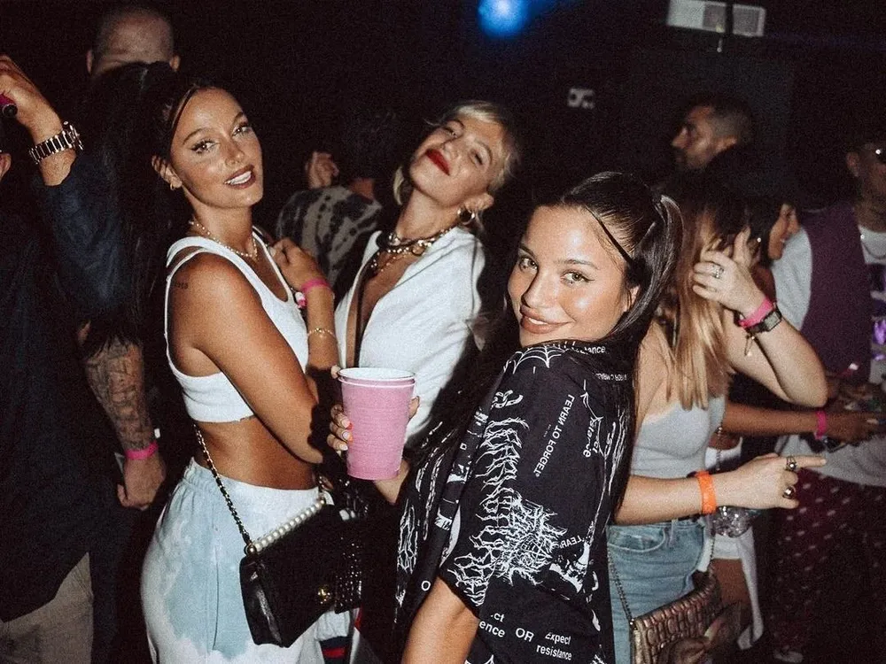 Tini Stoessel, Stefi Roitman y Emilia Mernes en la edición de la fiesta en Miami