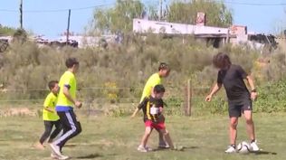 Carles Puyol jugando un partido de fútbol con niños en el asentamiento Santa Elena