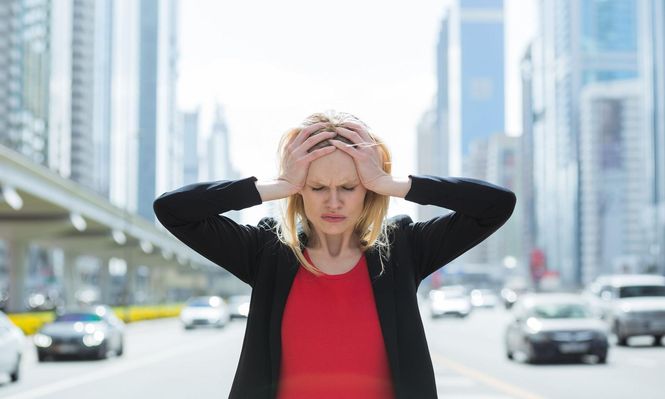 Los daños físicos que nos provoca el ruido constante (y qué pueden hacer las ciudades para mitigarlo)