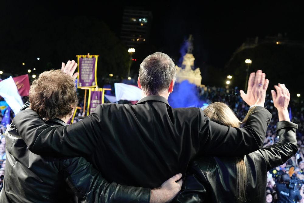Javier Milei, Manuel Adorni y Karina Milei en el cierre de campaña de La Libertad Avanza.