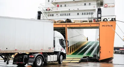 Así es el buque que lleva camiones entre Colonia y Buenos Aires