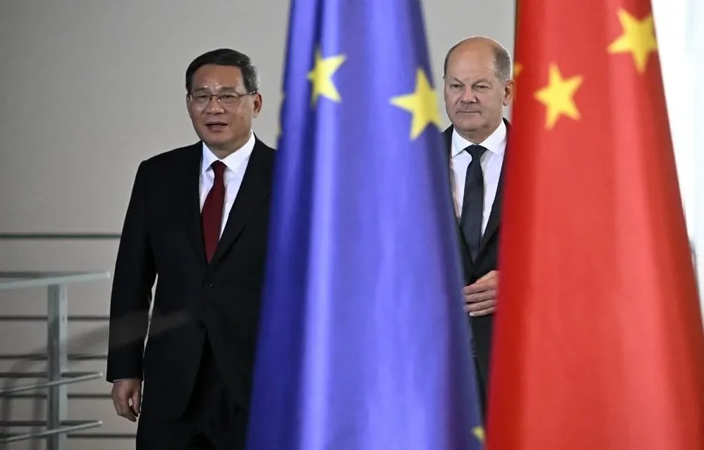 El jefe del gobierno alemán Olaf Scholz y el primer ministro chino Li Qiang en un encuentro que observa el mundo entero.